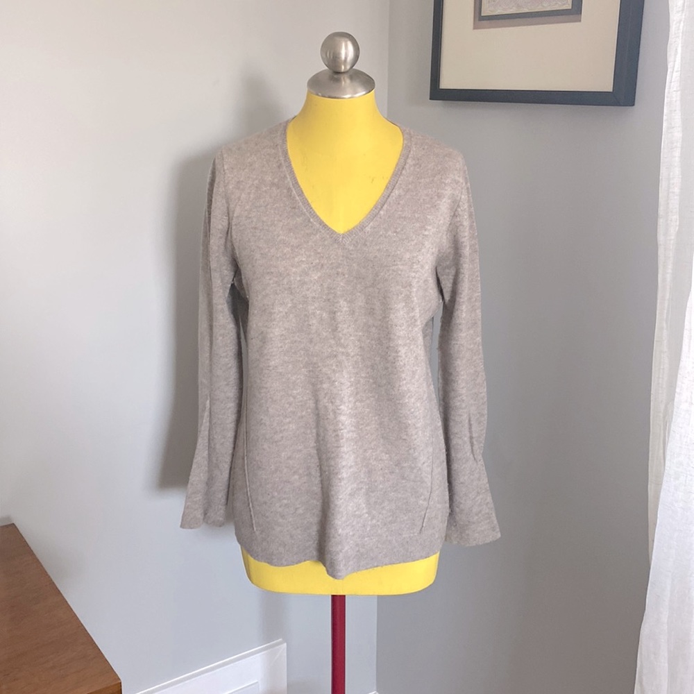 Cashmere V-neck long-sleeve sweater. Color: taupe/tan/light brown-grey, Size M